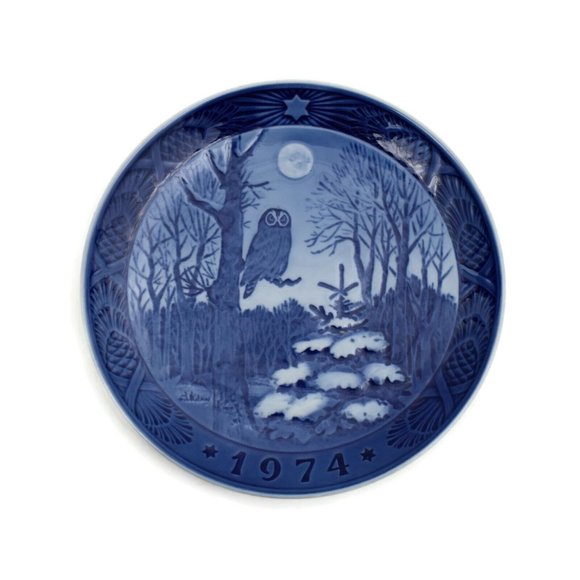 Royal Copenhagen Winter Twilight 1974 Christmas Plate 7 1/4" - Picture 2 of 6